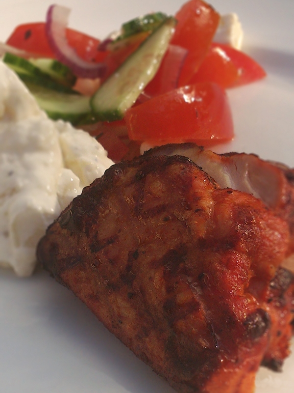 Grillat Kött Med Grekisk Sallad Och Potatissallad, recept